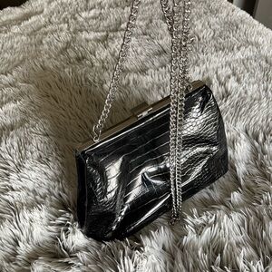 Elegant Black Crocodile-Embossed Chain Bag